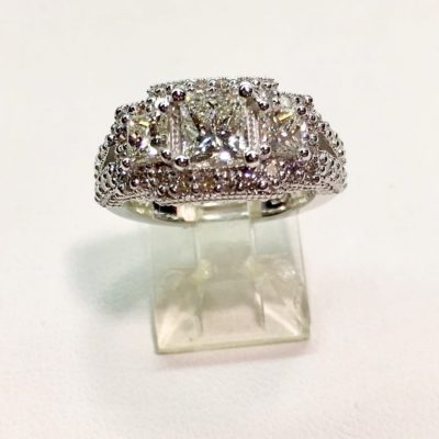 Stunning 3 stone diamond ring Katz